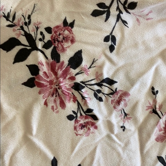 off the shoulders floral top - Picture 3 of 3